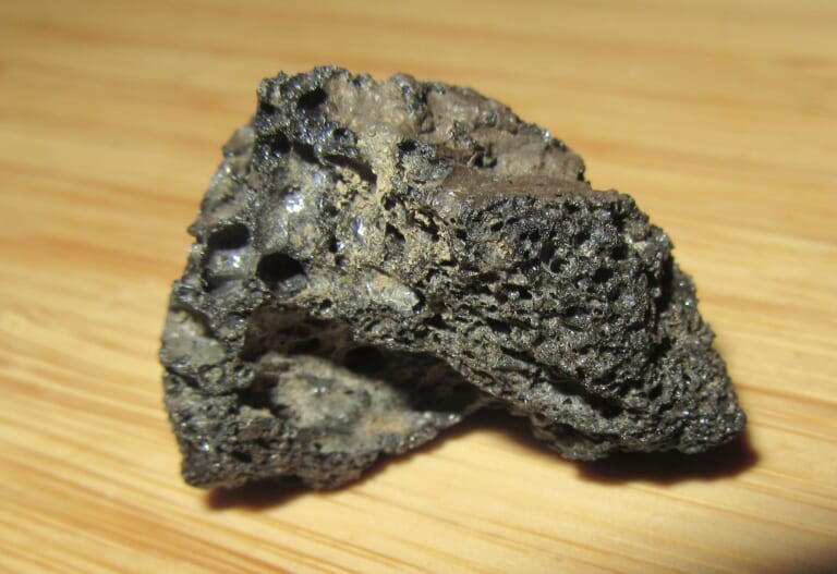 玄武岩質スコリアの実物標本