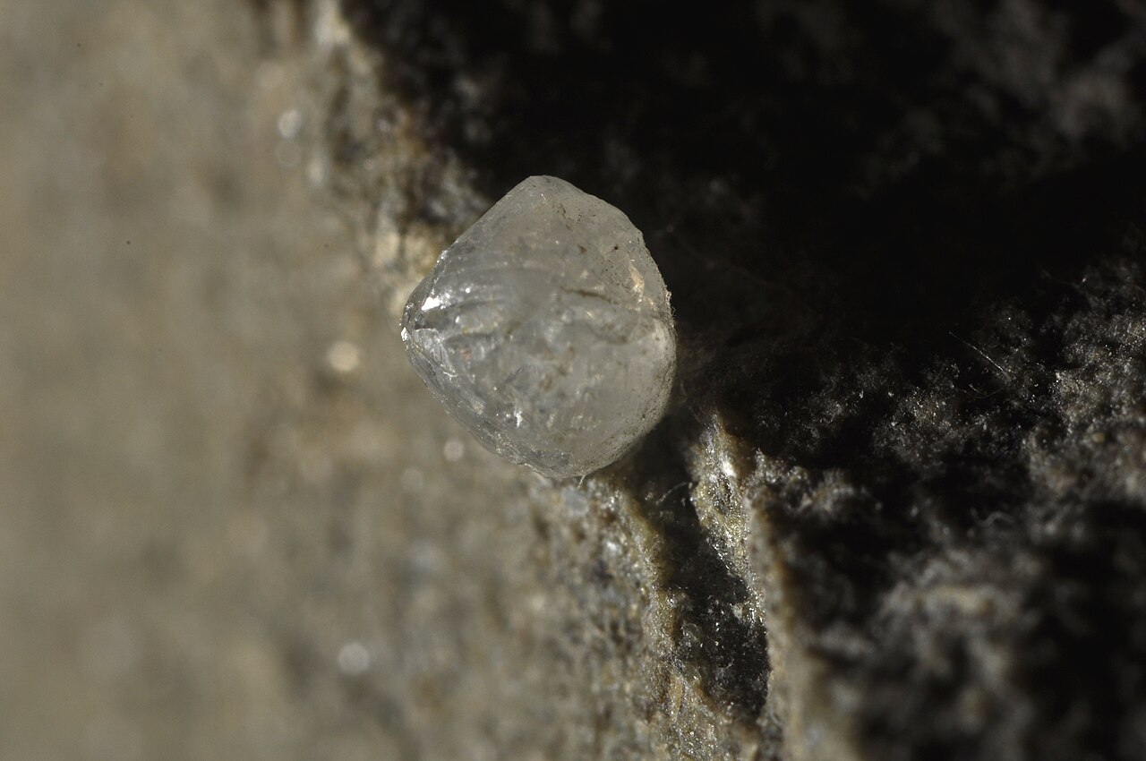 キンバーライト母岩上の天然ダイヤモンド結晶
