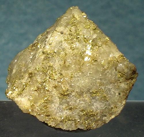 兵庫県中瀬鉱山産の自然金を伴う水晶標本。Rob Lavinsky撮影、CC BY-SA 3.0。