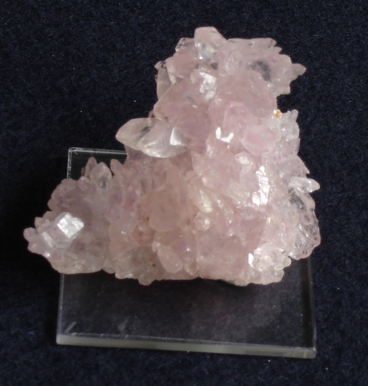 ピンククォーツの実物結晶（ブラジル・ミナスジェライス州）