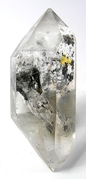 グラファイト包有物を含む透明水晶標本。Rob Lavinsky撮影、CC BY-SA 3.0。