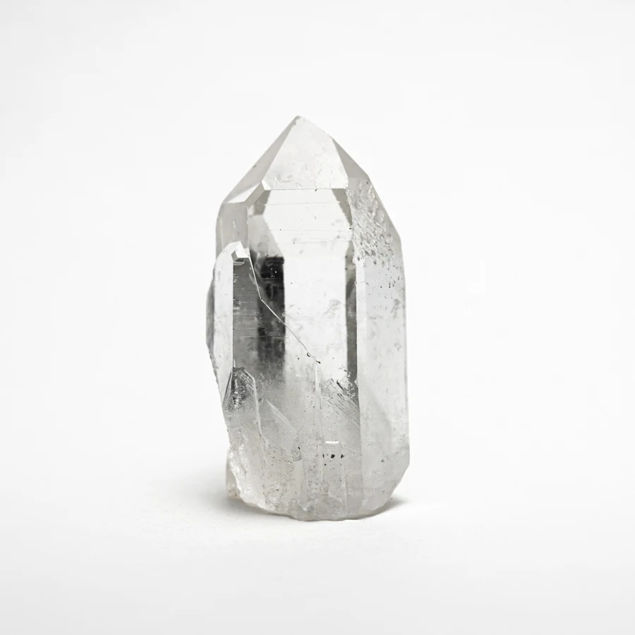 先端が尖った透明な水晶の結晶