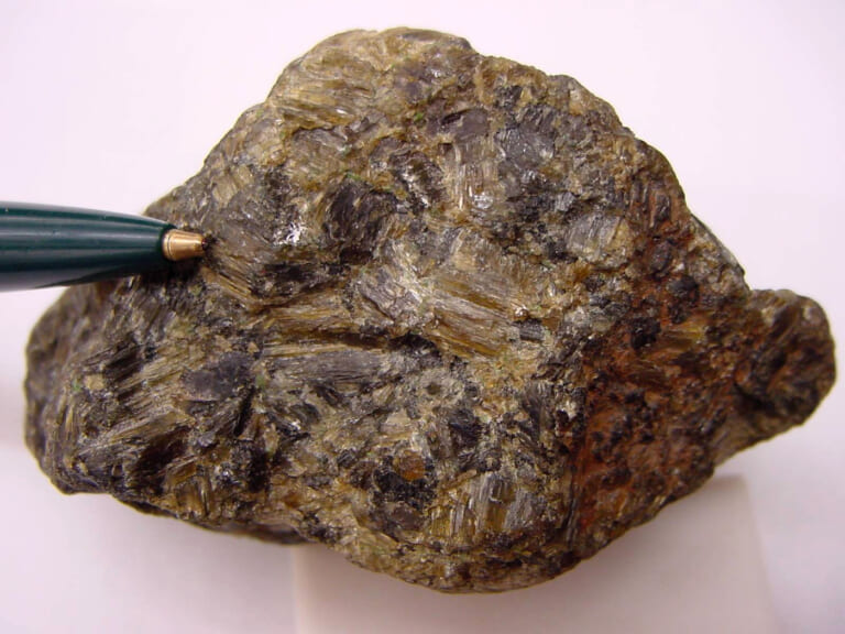 USGS所蔵のハイパーシーン（Hypersthene）実物標本